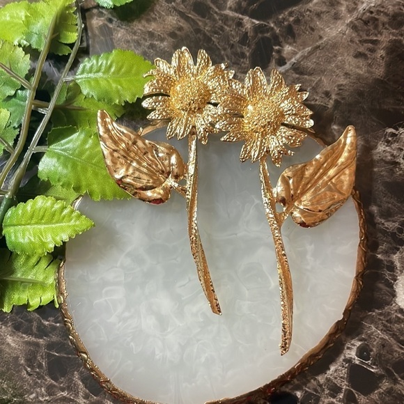 Daisy Flower Gold Earrings - Picture 10 of 16